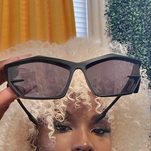 Sun glasses - Picture 2 of 4